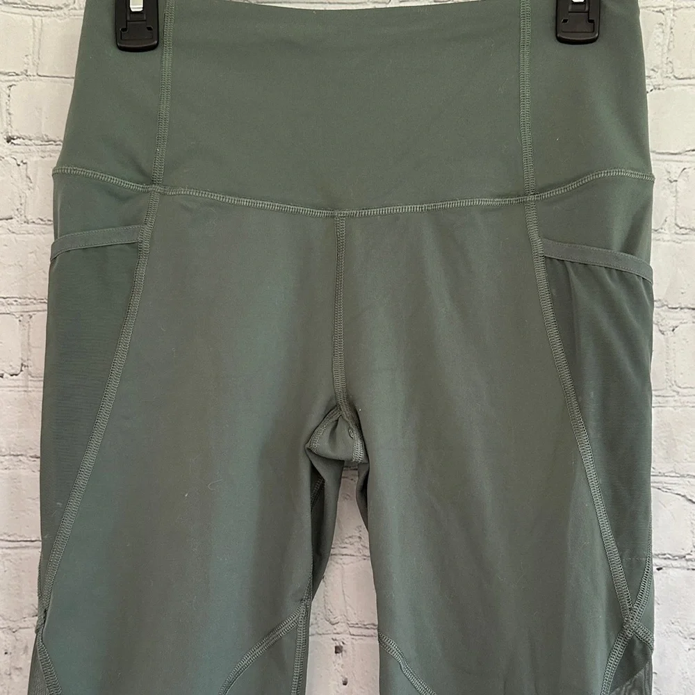 Victoria Sport High Rise Olive Green Active Leggings with mesh inserts M